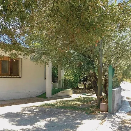 Awesome In W/ 4 Bedrooms بيت للعطل